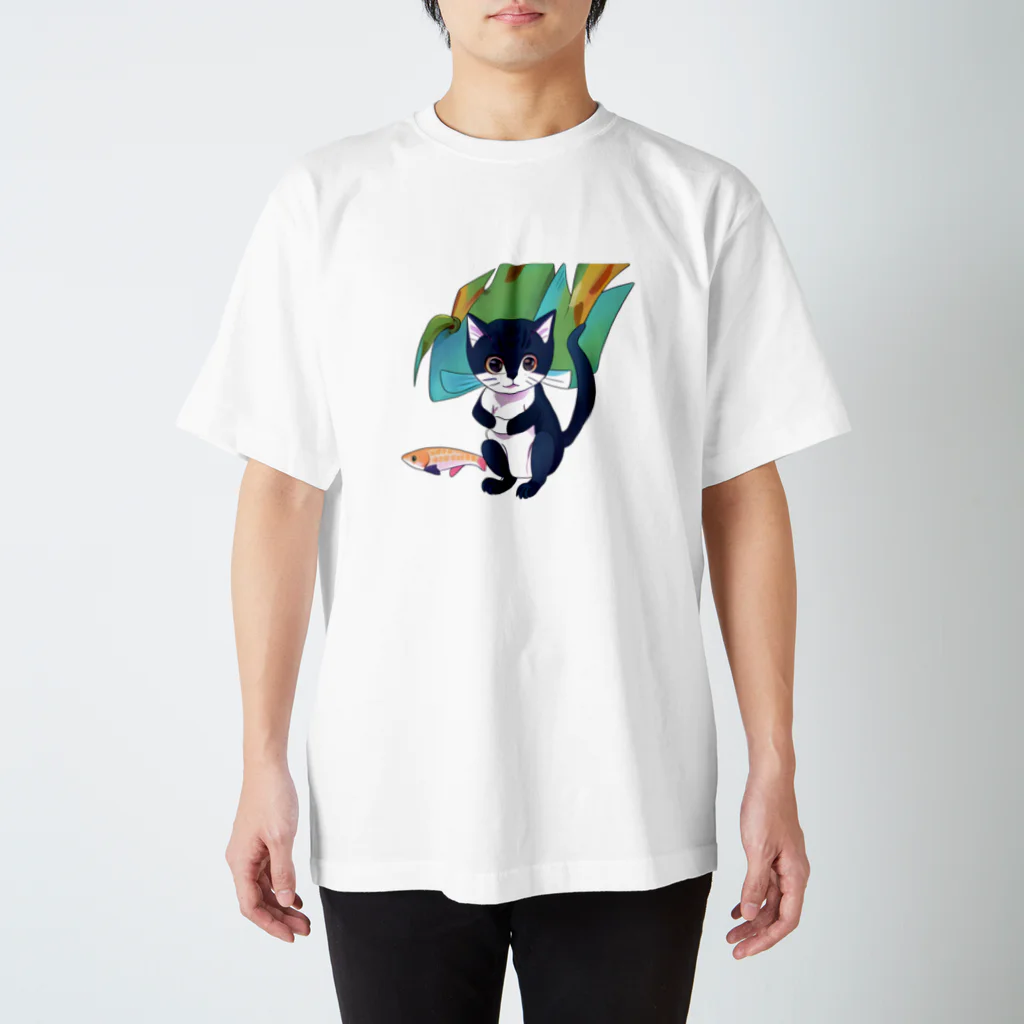 洋服好きな男の子 の魚を捕えた子猫 Regular Fit T-Shirt