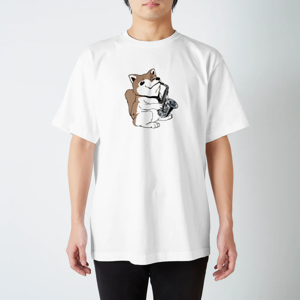 kou-kaのアルト・サックスを吹く犬（銀色） Regular Fit T-Shirt