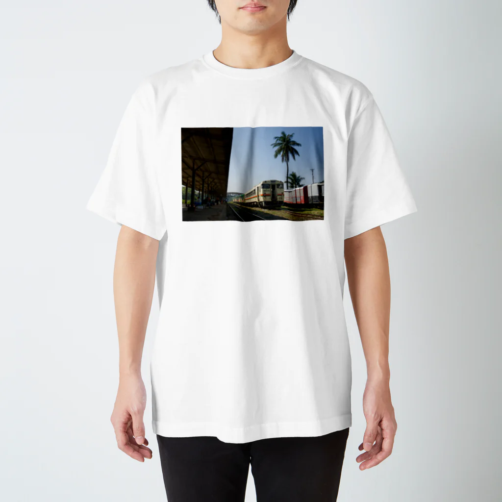 Second_Life_of_Railwaysの元JR東海のキハ40系がミャンマー国鉄の鉄道駅のホームで小休止 スタンダードTシャツ