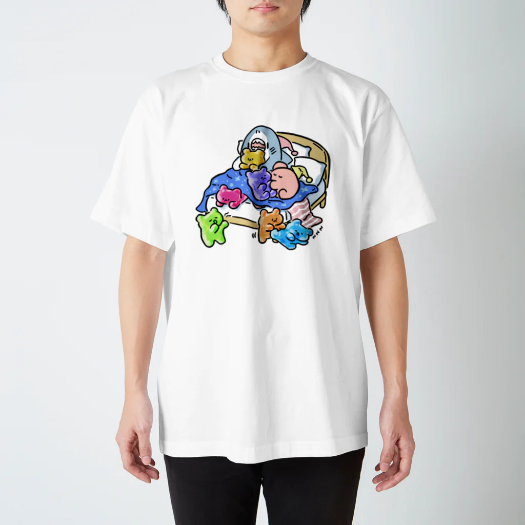 サメとメンダコ[namelessmm2]のおやすみ！くまグミ スタンダードTシャツ