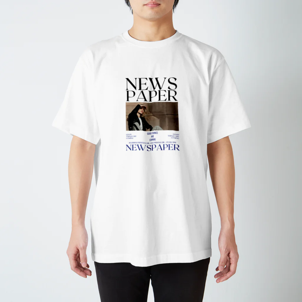 show.のNEWS PAPER Regular Fit T-Shirt