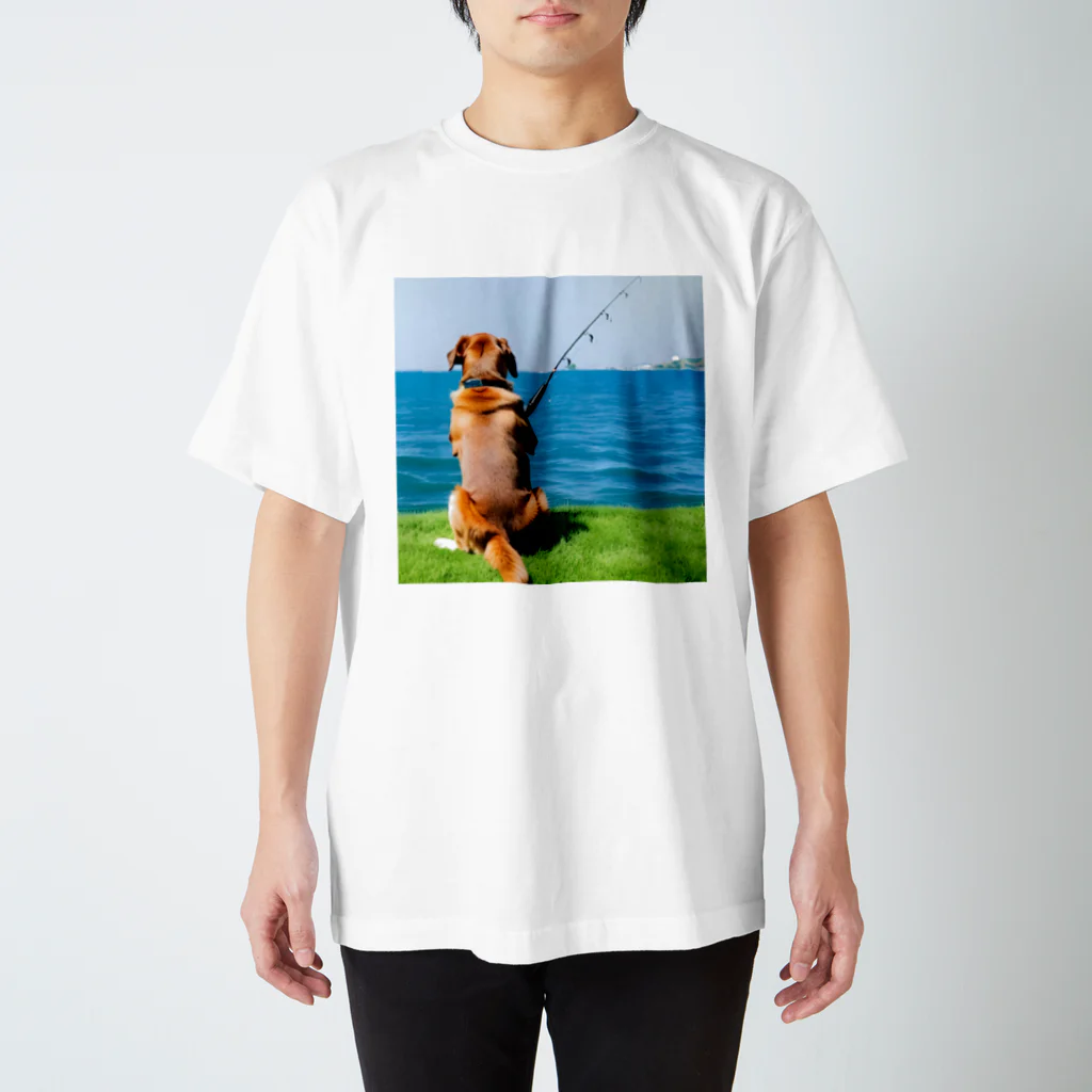 the dog is ⚫︎⚫︎ing ✖️✖️のthe dog is fishing fish スタンダードTシャツ