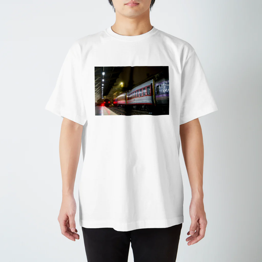 Second_Life_of_Railwaysのブルートレインが旅情を誘う、タイ国鉄ファランポーン駅の夜 Regular Fit T-Shirt