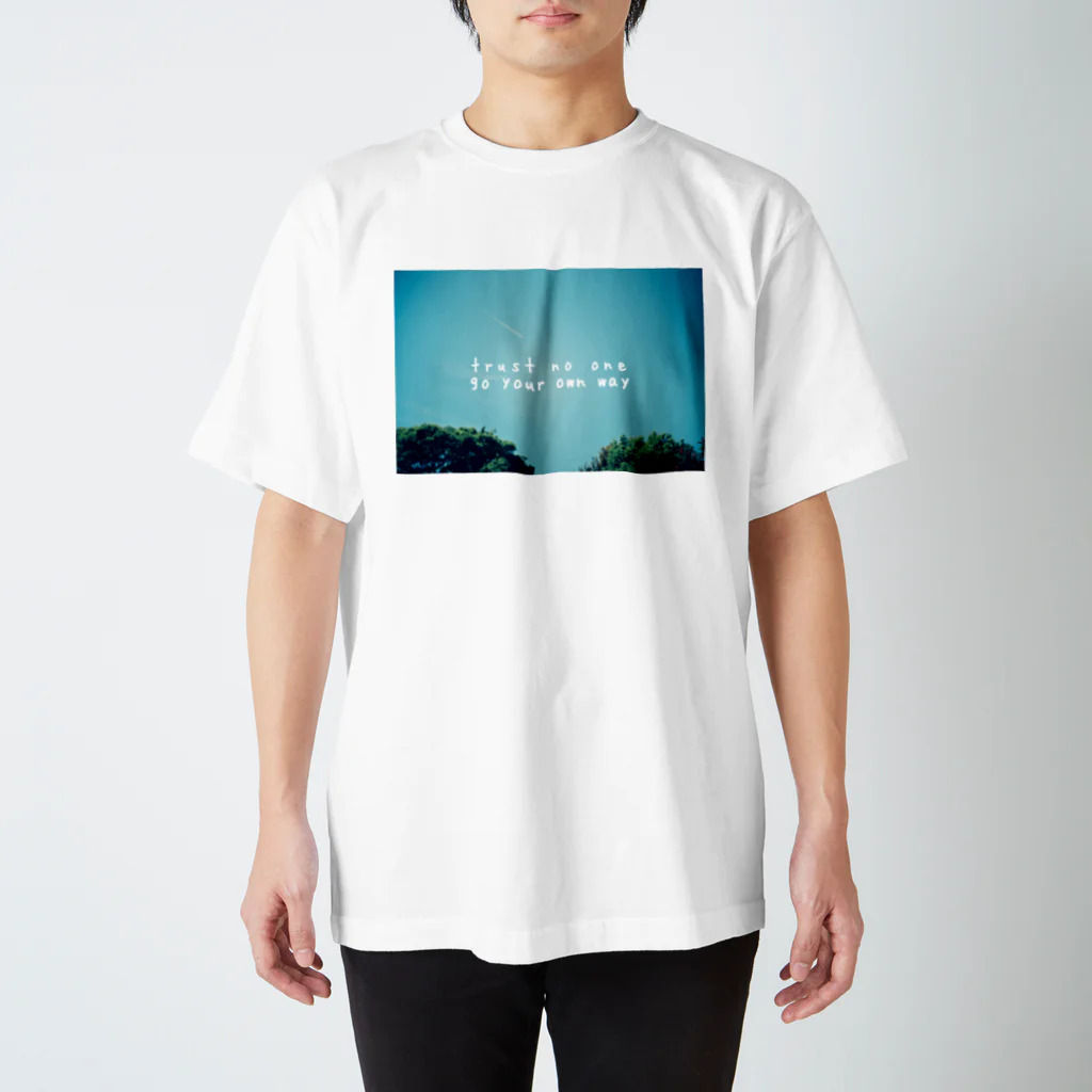 Yoshiaki nagai Photographyのtrust no one go your own way スタンダードTシャツ