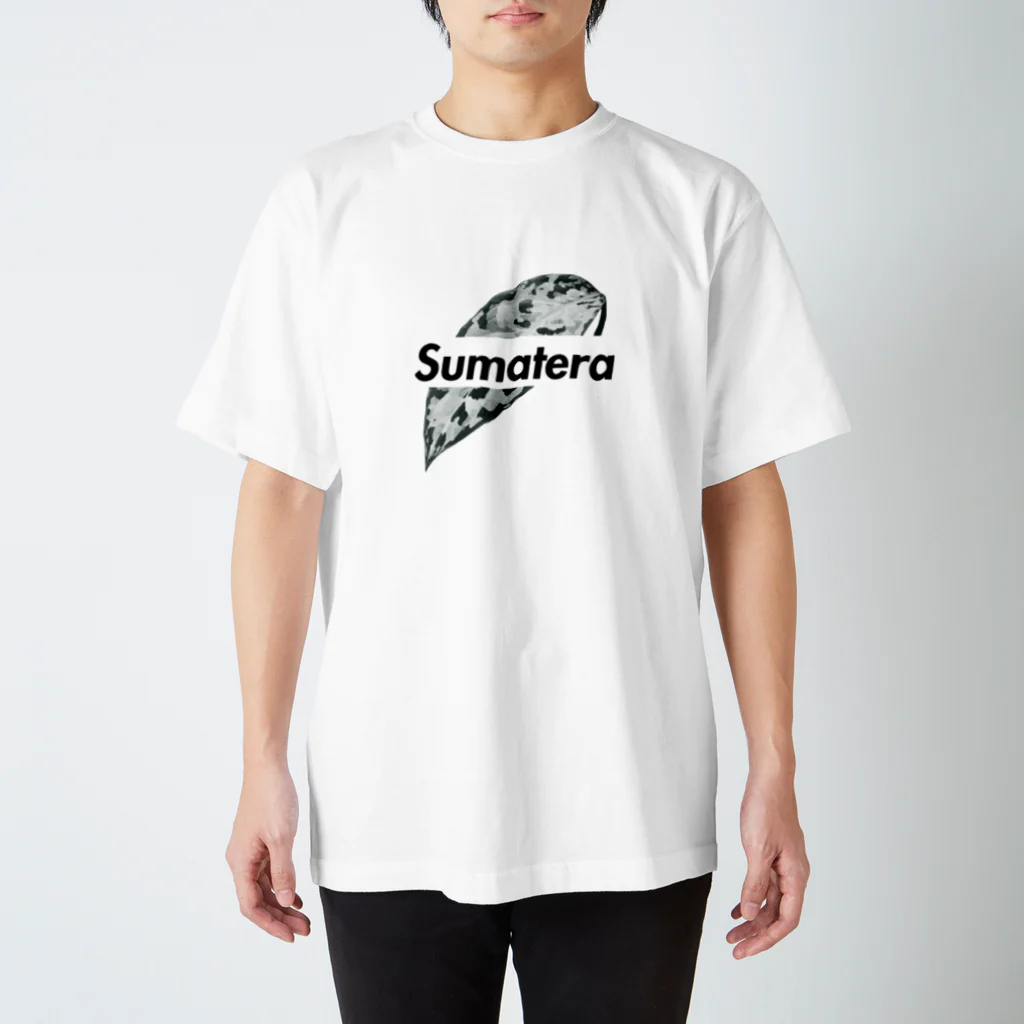 熱帯デザイン.com@SUZURIの【ボックスロゴ】Sumatera×Aglaonema（スマトラ×アグラオネマ） Regular Fit T-Shirt