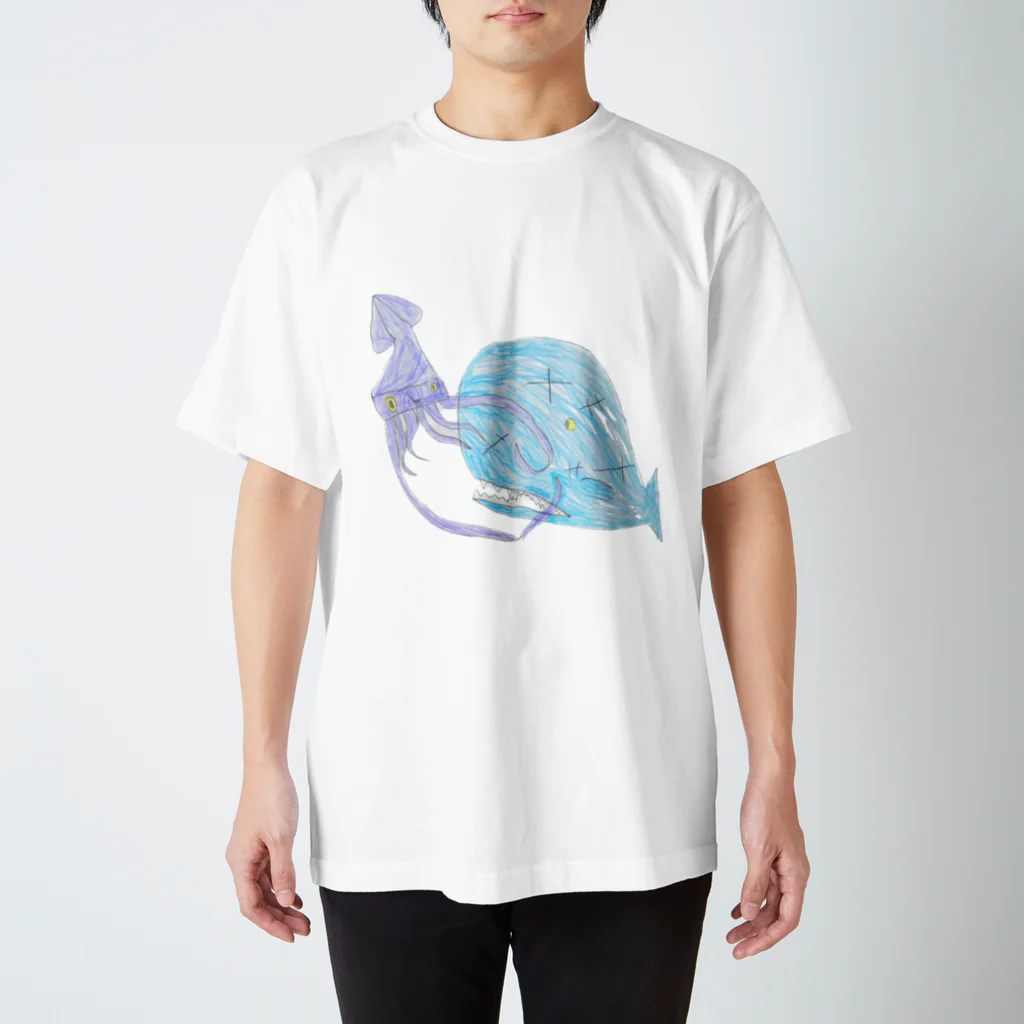 こども深海生物屋さんのダイオウイカとマッコウクジラのたたかい〈傷だらけ〉 スタンダードTシャツ