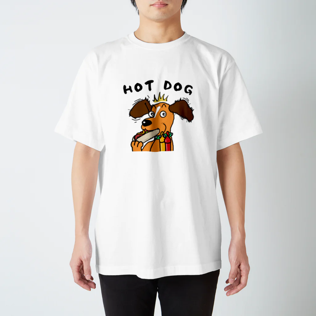 kazu_gのホットドッグを食べる犬(淡色用) スタンダードTシャツ