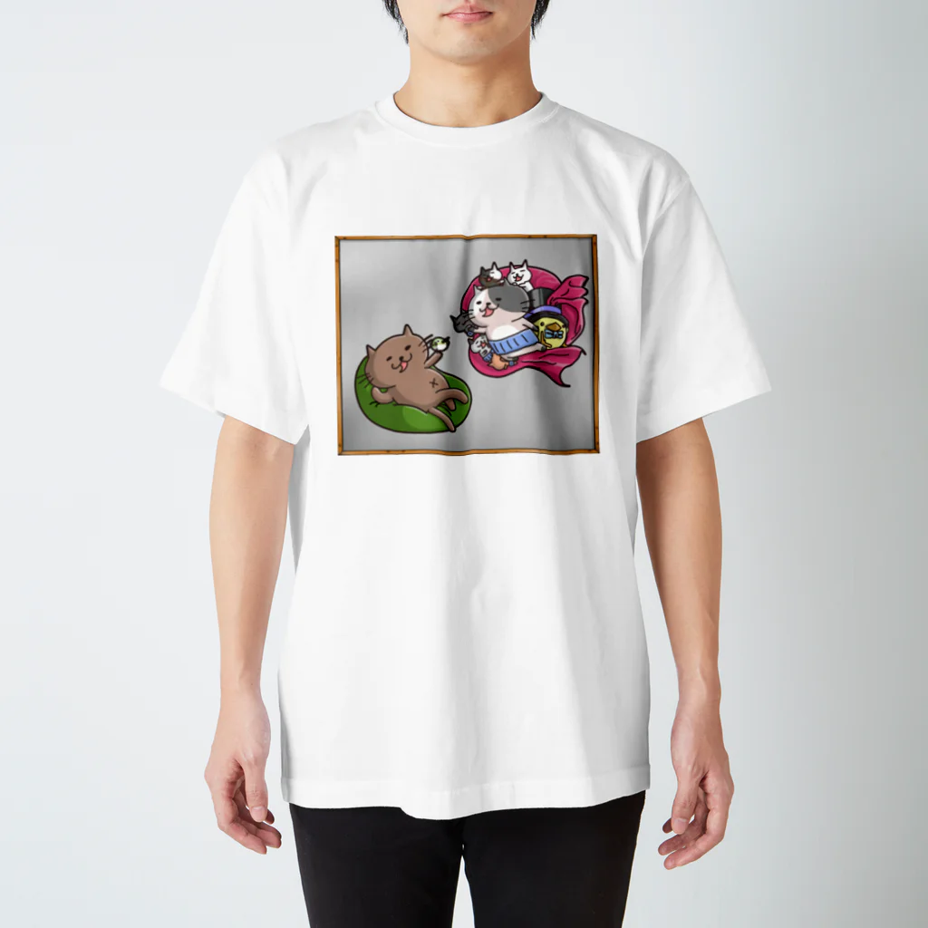 ひよこ男爵とまだむにゃんのにゃん地創造だにゃん(額縁付き) スタンダードTシャツ