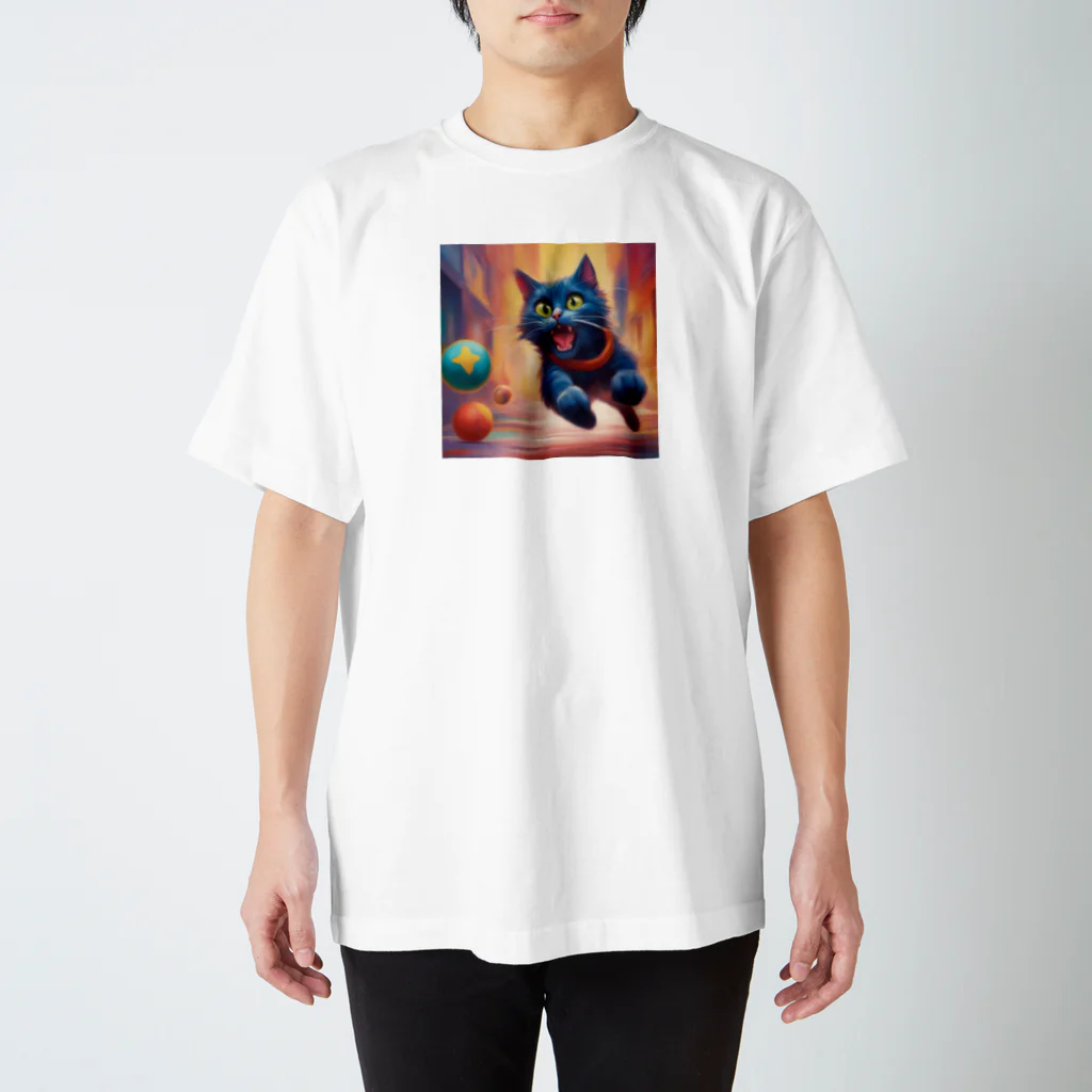 猫の憩い場の元気な猫 Regular Fit T-Shirt