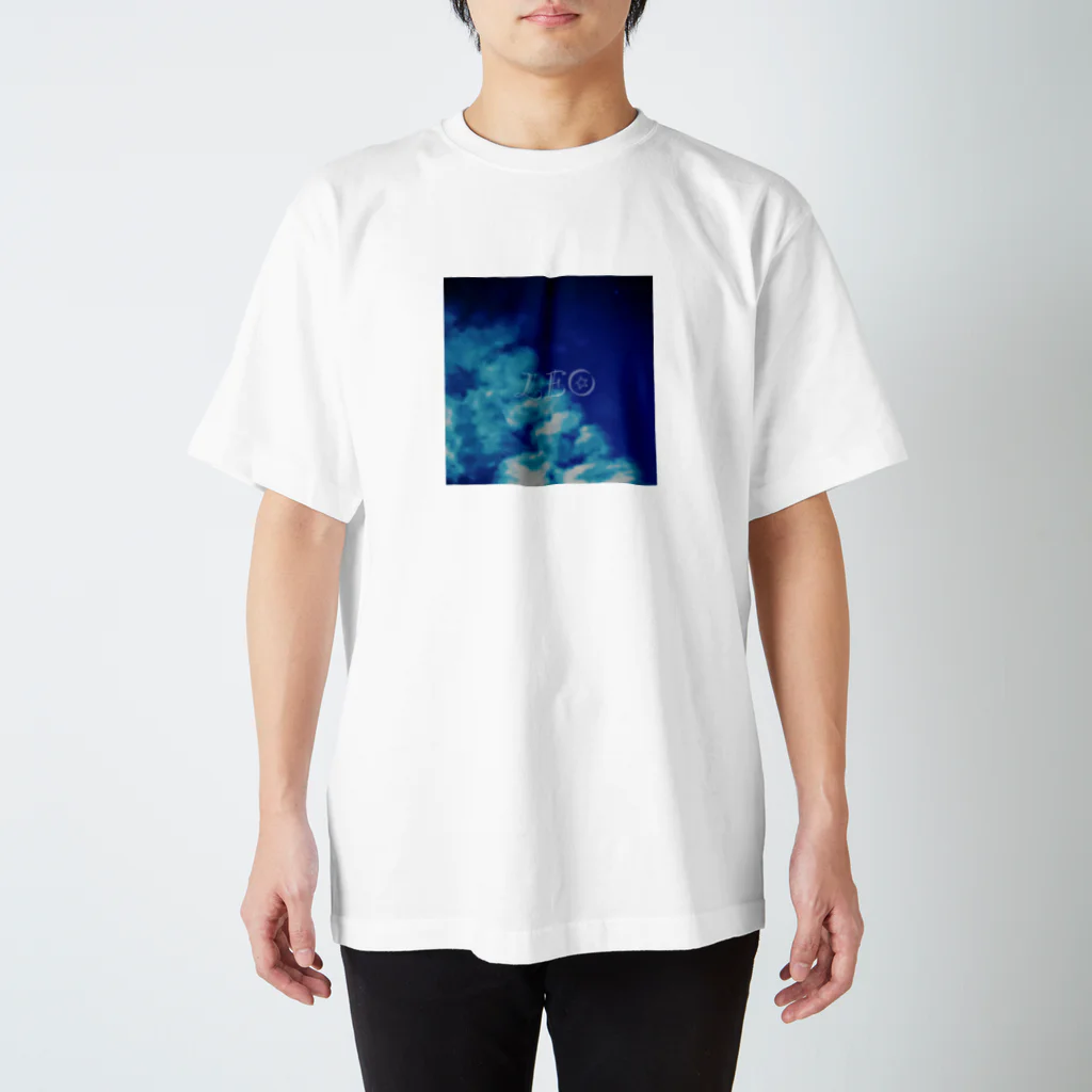 しし座の方角の青い空。 スタンダードTシャツ