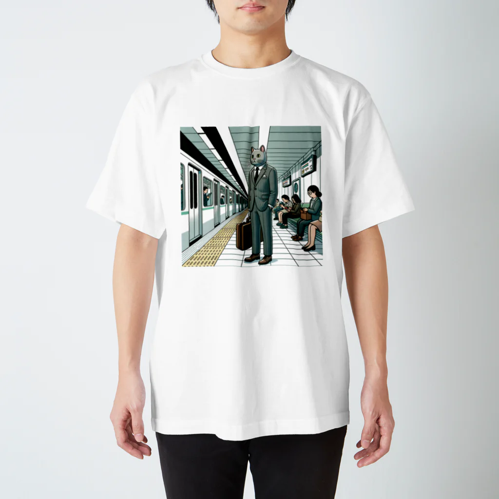 AItarouの地下鉄のホームで待つ背広姿の猫 Regular Fit T-Shirt