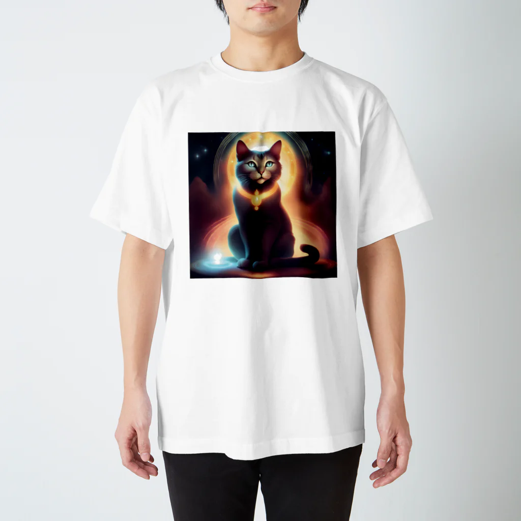 不思議な雑貨屋の神々しい猫 Regular Fit T-Shirt