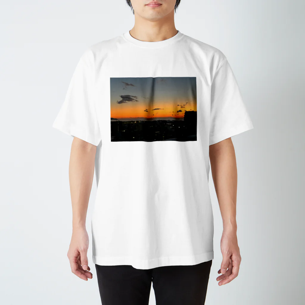 machicoの冬の夕陽 Regular Fit T-Shirt