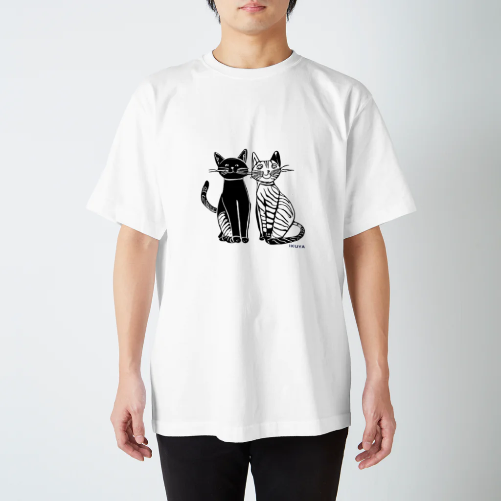 すずきいくやの白と黒の二匹の猫 Regular Fit T-Shirt