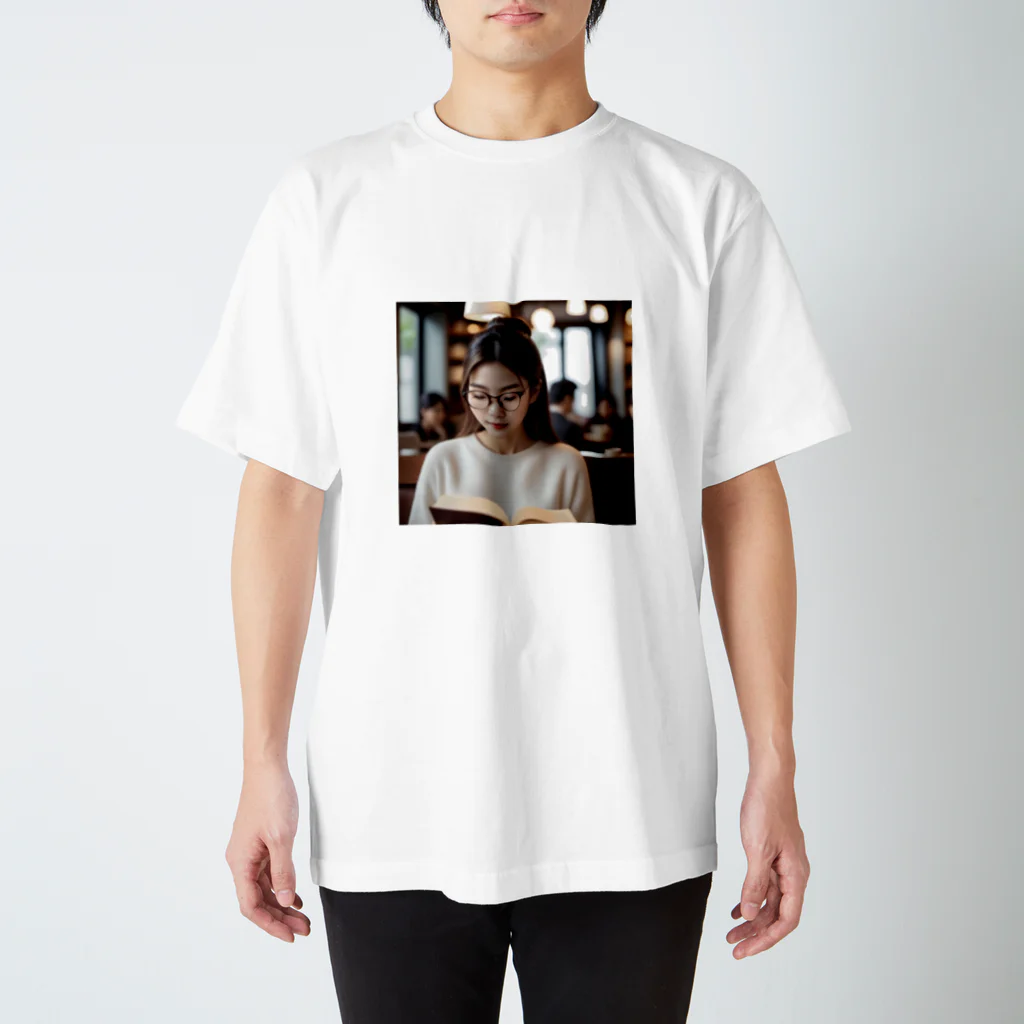 人工知能的絵画商品店の亜細亜眼鏡美女 Regular Fit T-Shirt