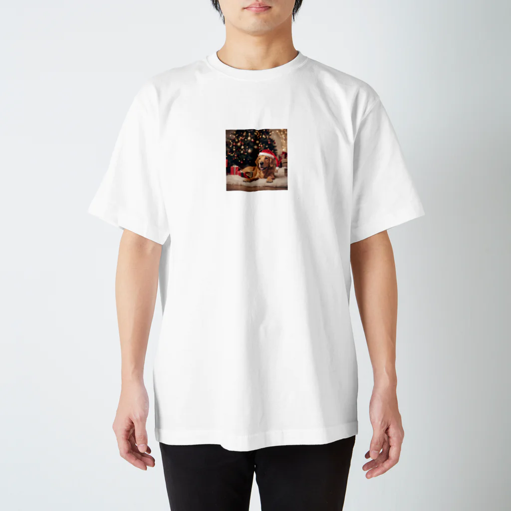 yumena_のクリスマスを満喫する犬 Regular Fit T-Shirt