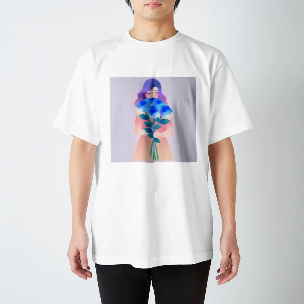bon-bonの大きな青いバラの花束を持った綺麗な女性 Regular Fit T-Shirt