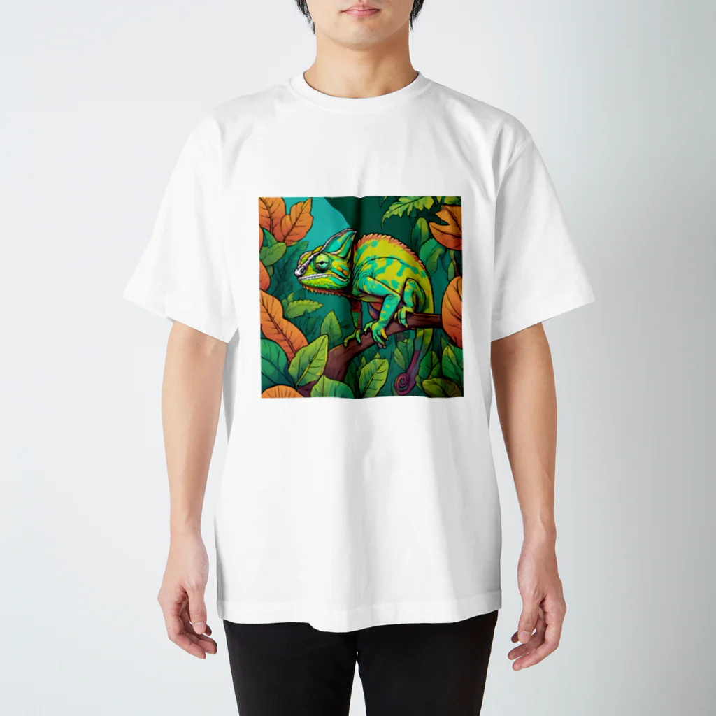 爬虫類Ｔのエボシカメレオン　背景あり Regular Fit T-Shirt