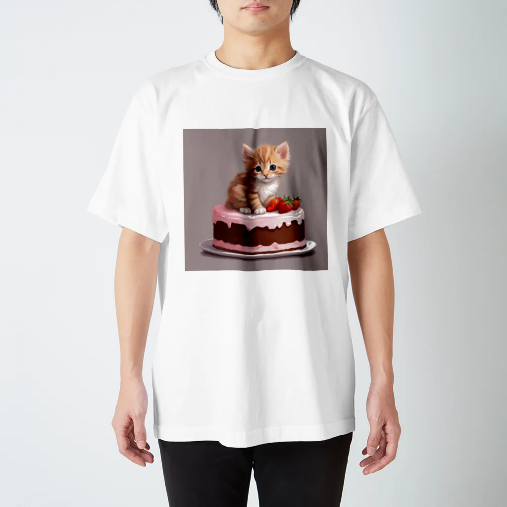 にゃんこぷにのケーキの上の仔猫ちゃん Regular Fit T-Shirt