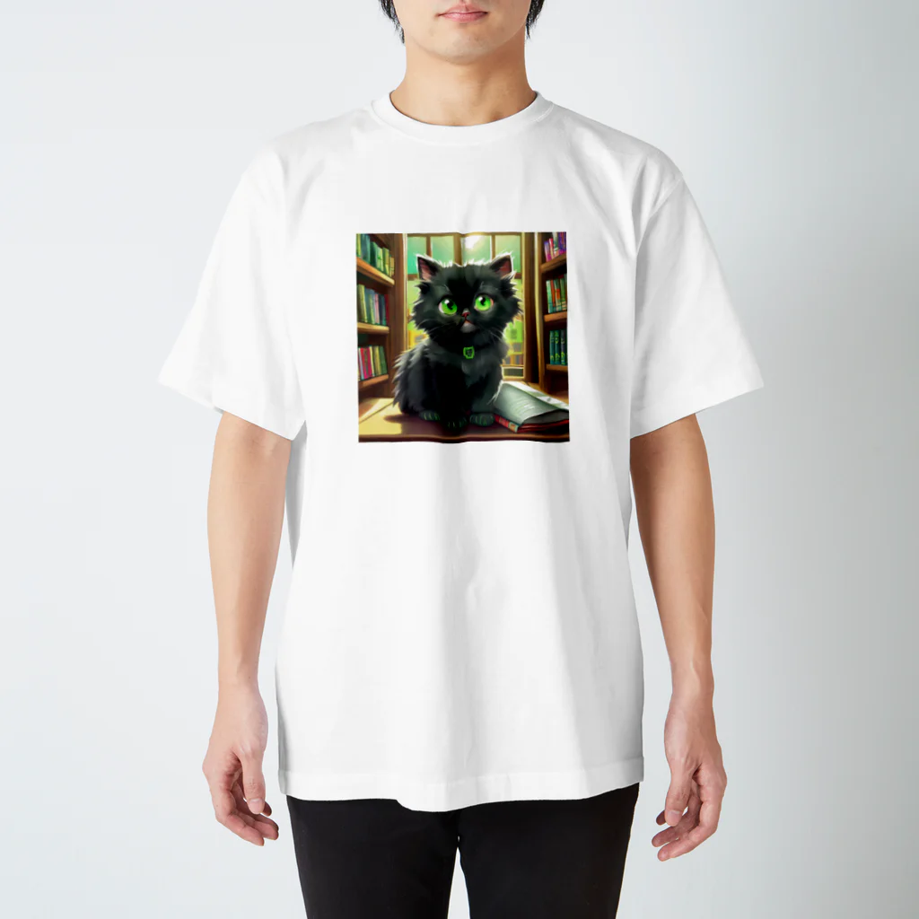 yoiyononakaの図書室の黒猫01 Regular Fit T-Shirt