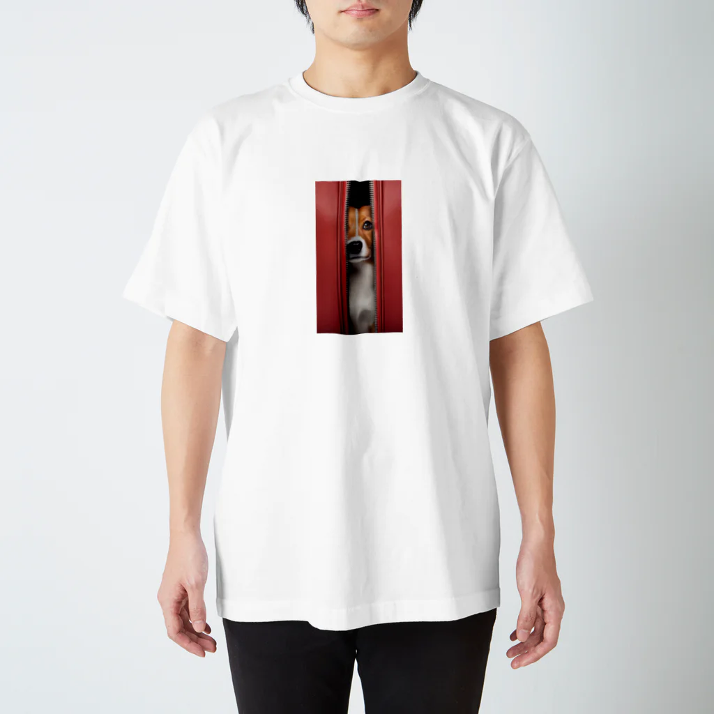 YUTO1126のジッパーから覗く犬 Regular Fit T-Shirt