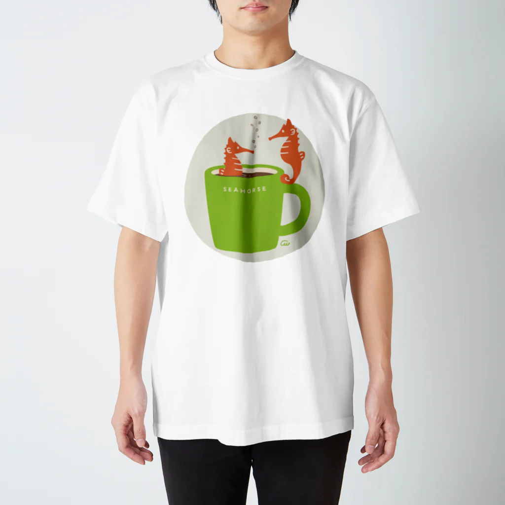 イラスト MONYAAT のタツノオトシゴ　コーヒーにオトサレター スタンダードTシャツ