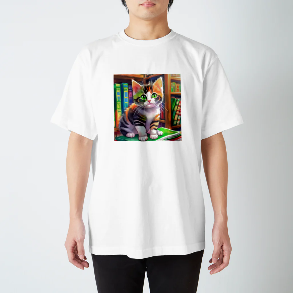 yoiyononakaの三毛猫と図書室 Regular Fit T-Shirt