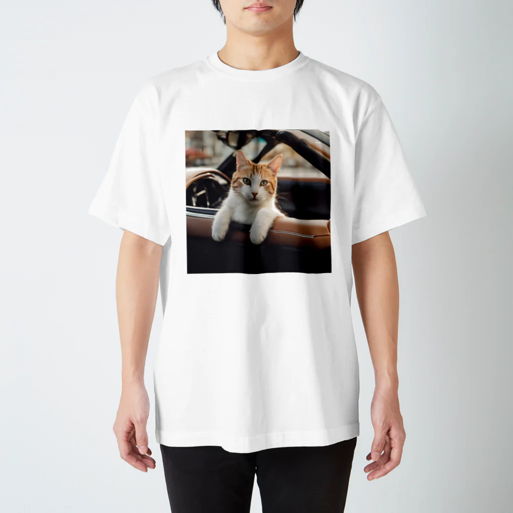 Peace Cat Shopの車から外を見ている猫 Regular Fit T-Shirt