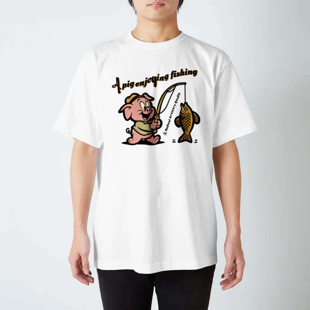 Radical Artistry StudioのUser A pig enjoying fishing Regular Fit T-Shirt