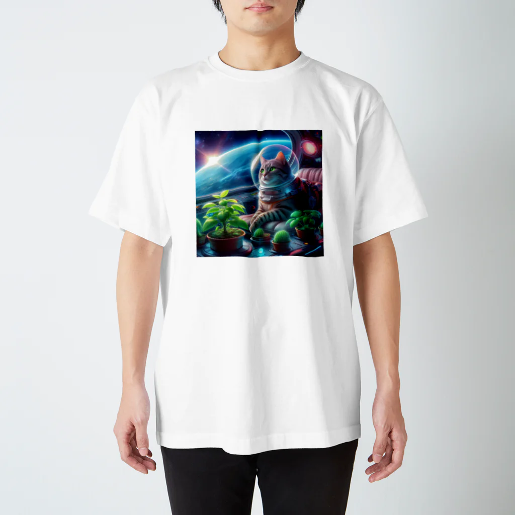 ニャーちゃんショップの宇宙船で植物を育てながら宇宙旅行している猫 Regular Fit T-Shirt