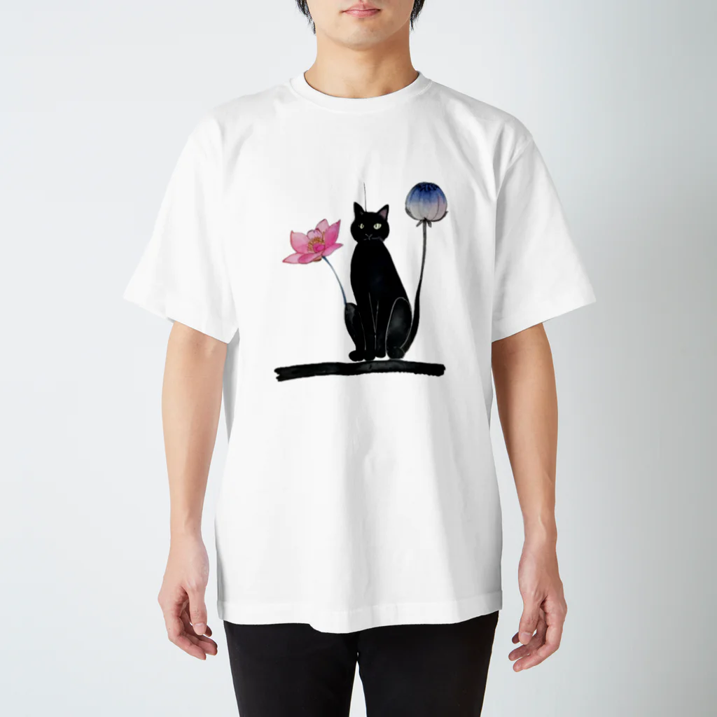 幸運のしっぽの黒猫と花 スタンダードTシャツ