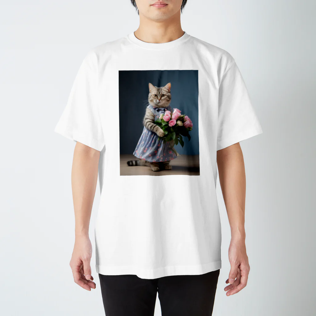 kuronyansuzuのお祝いの花束を持っているアメショーちゃん スタンダードTシャツ