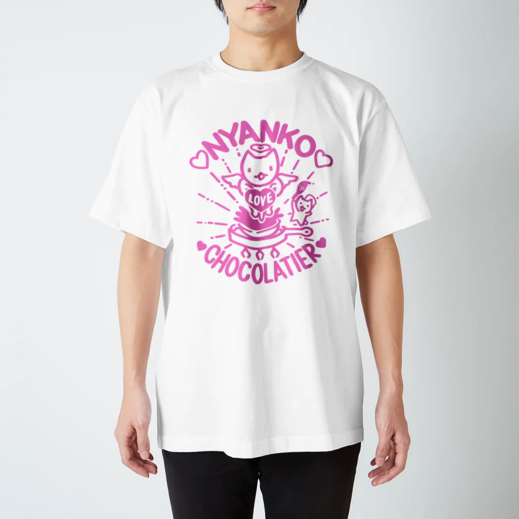 nya-mew（ニャーミュー）のにゃんこショコラティエ_ピンク Regular Fit T-Shirt