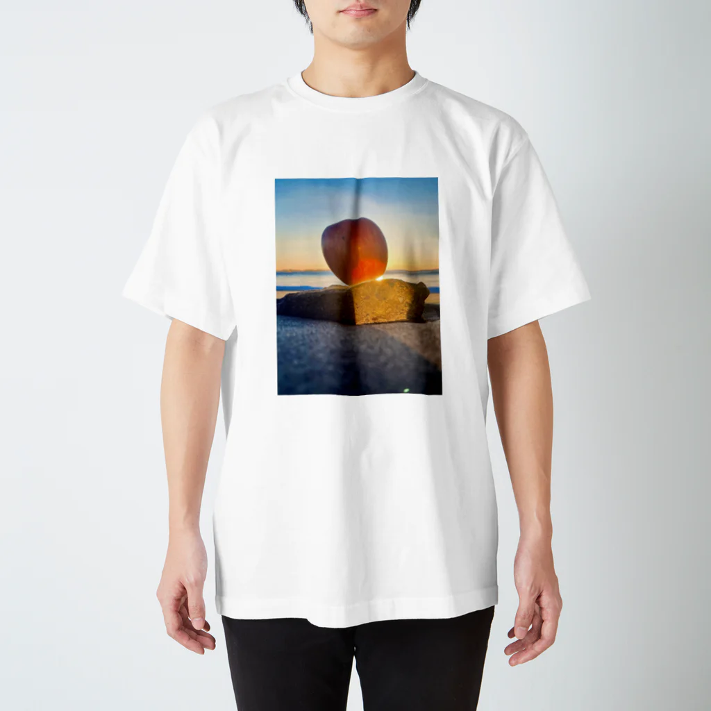 ARTPARTNERの 朝焼けのりんご　 Regular Fit T-Shirt