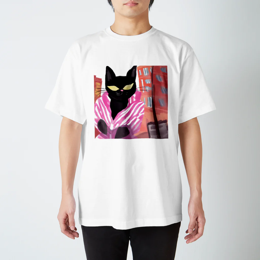 Goods Morning【赤い屋根のおうち】の都会黒猫さん、ピンクシャツ スタンダードTシャツ