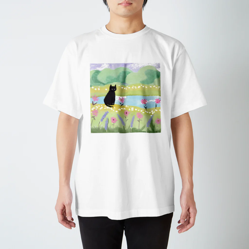 Goods Morning【赤い屋根のおうち】の都会黒猫さん、花と湖の里 スタンダードTシャツ