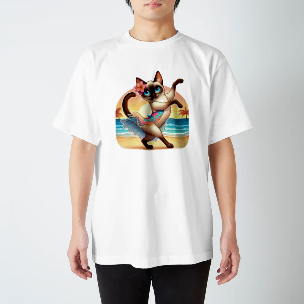 猫と紡ぐ物語のリズム感抜群！長身な白シャムネコがビーチでランバダダンス！  Regular Fit T-Shirt