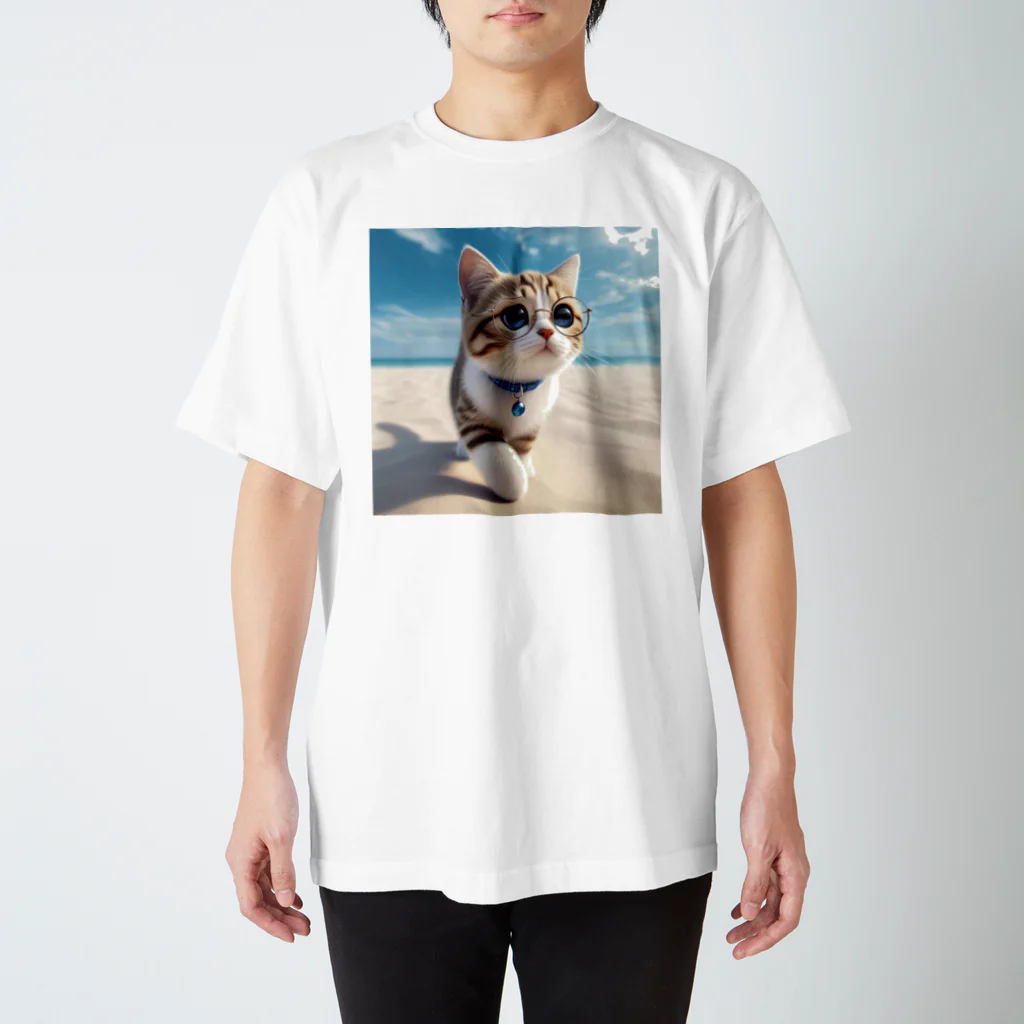 猫と紡ぐ物語の南国の海辺を歩く勇ましさに胸キュン猫 スタンダードTシャツ