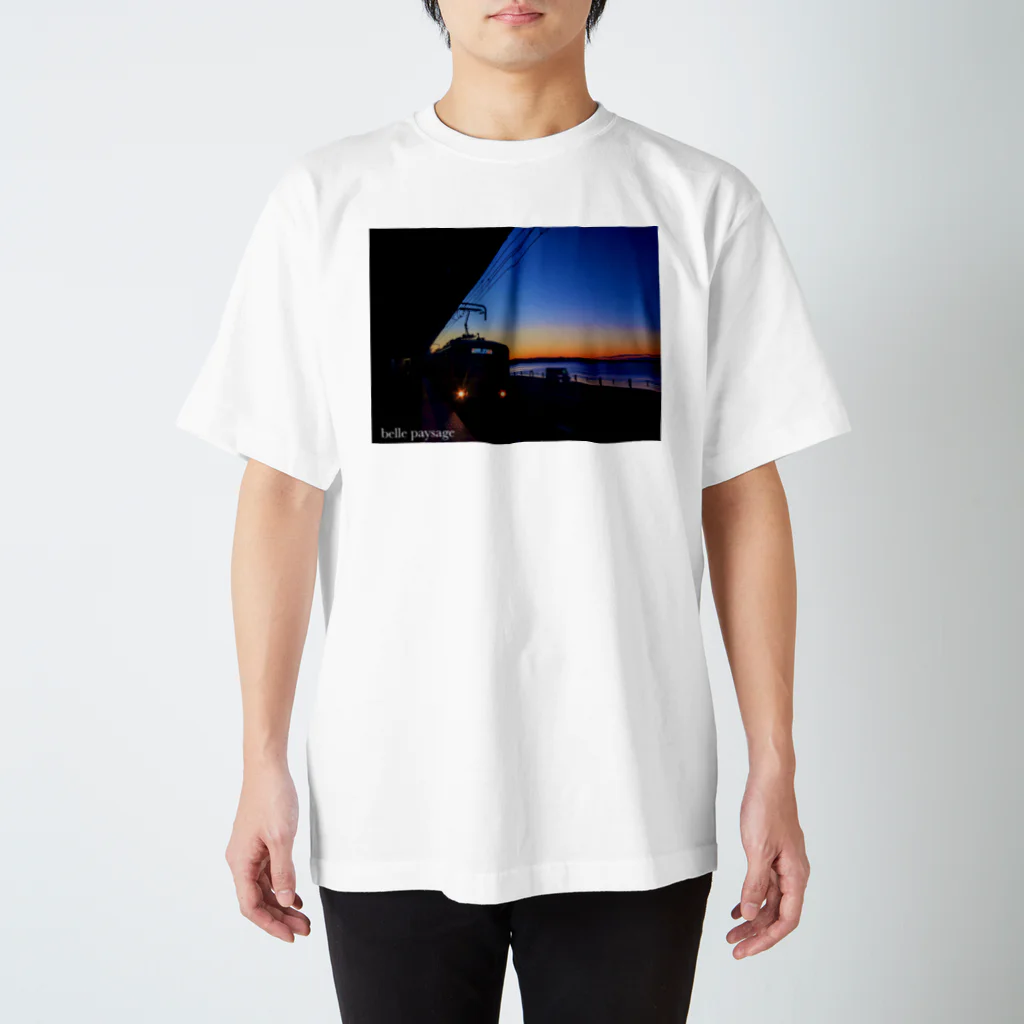 海のアーティスト　belle paysageのbelle paysage 鎌高の朝日 スタンダードTシャツ