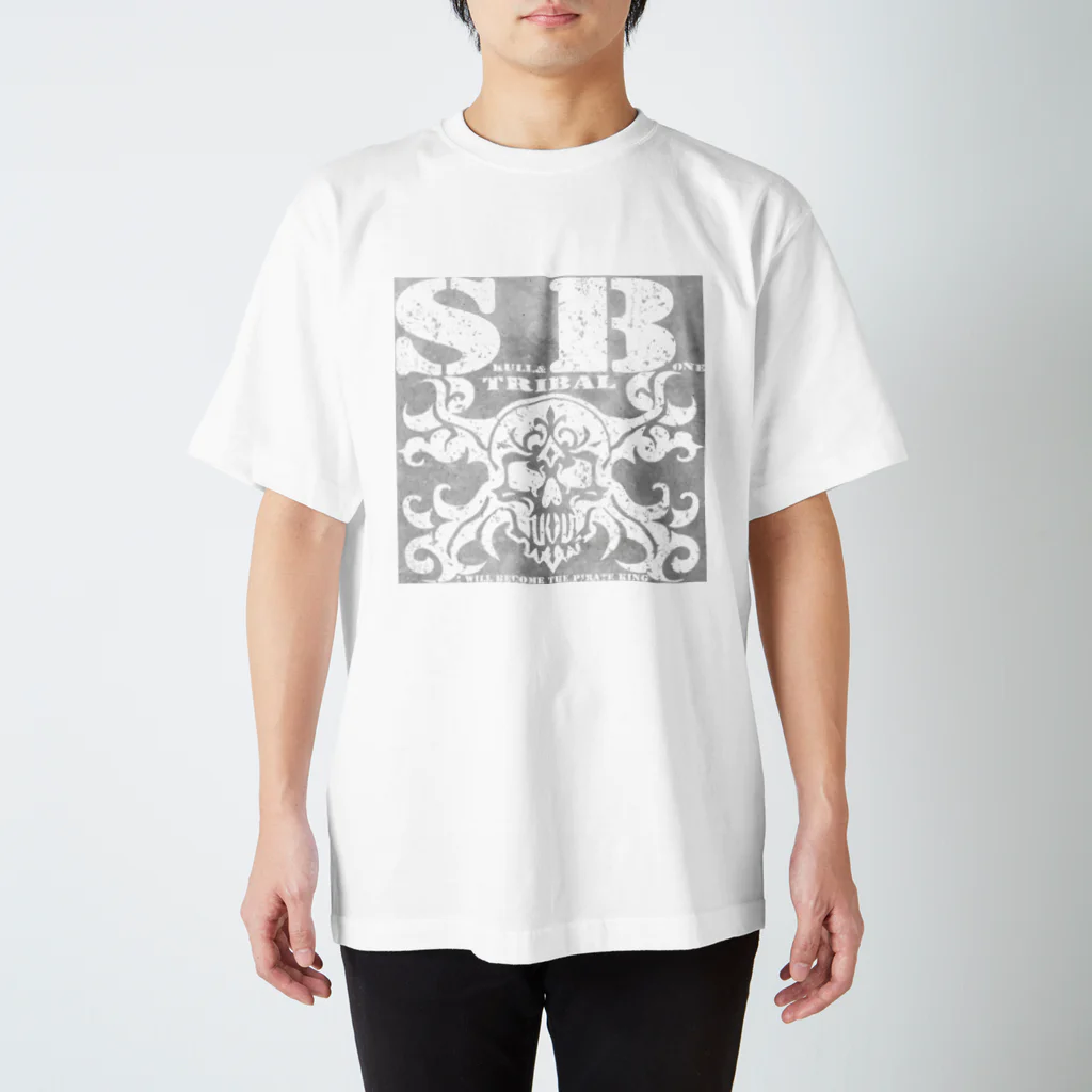 Ａ’ｚｗｏｒｋＳのSKULL&BONE TRIBAL GRUNGE WHT ON CONCRETE Regular Fit T-Shirt