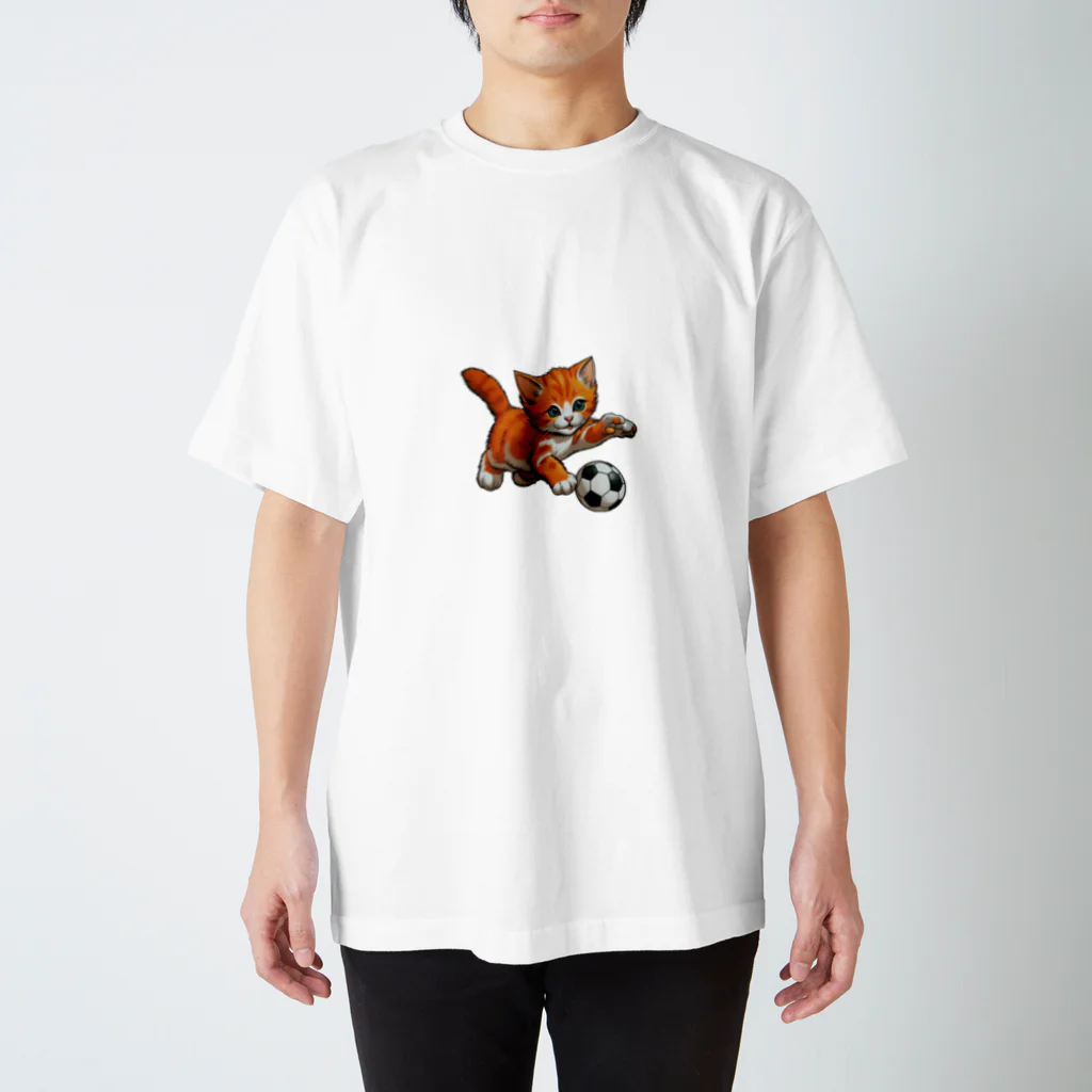 Yukiti.のサッカーを楽しむ猫 スタンダードTシャツ