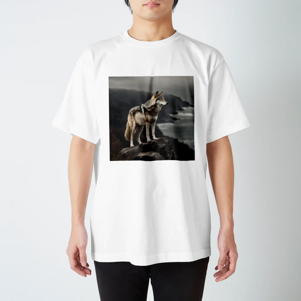 Moon_Howlの崖端の狼 Regular Fit T-Shirt