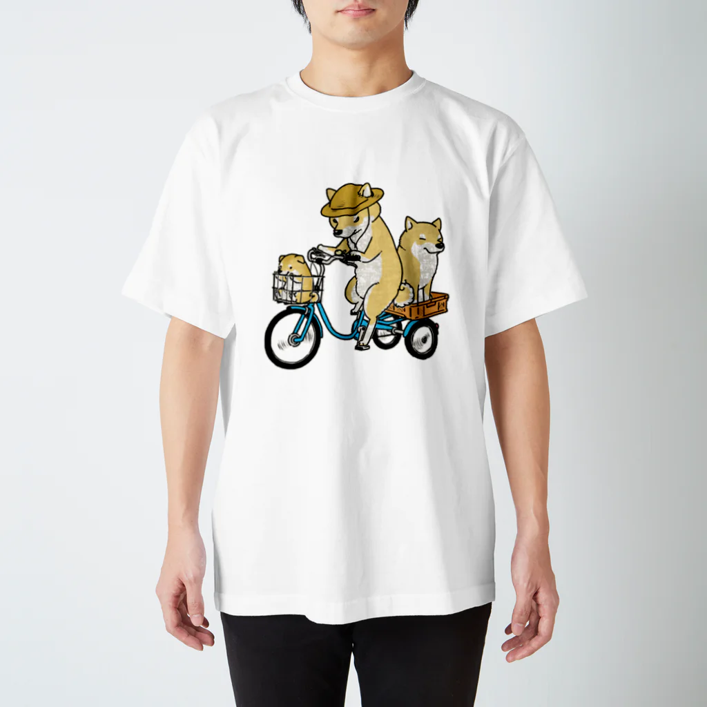 真希ナルセ（マキナル）の三輪自転車に乗る柴犬たち（赤柴） スタンダードTシャツ