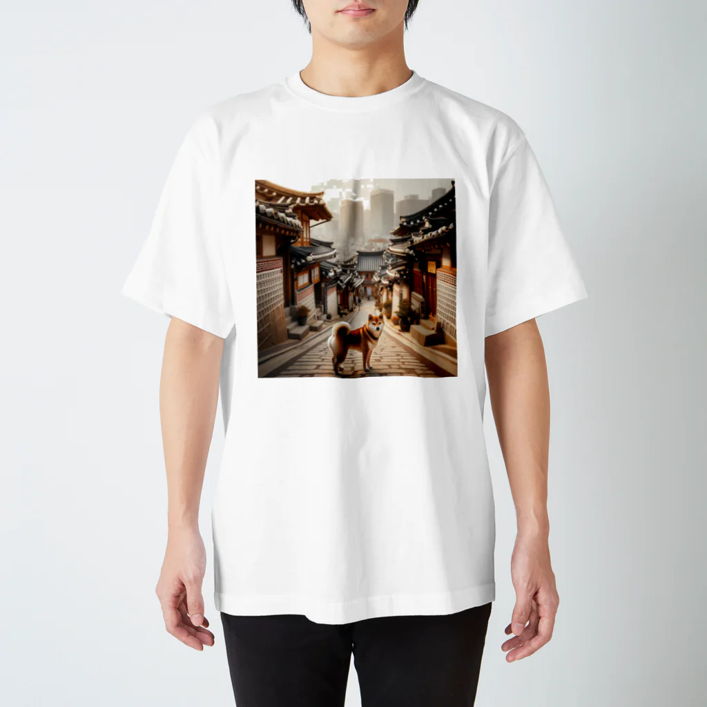 japantravelの柴犬のソウル散歩 Regular Fit T-Shirt