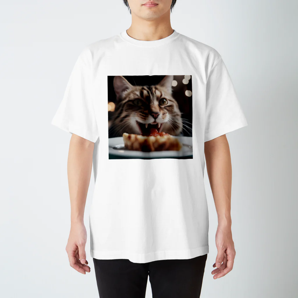 feliceのごはんを食べている猫 Regular Fit T-Shirt