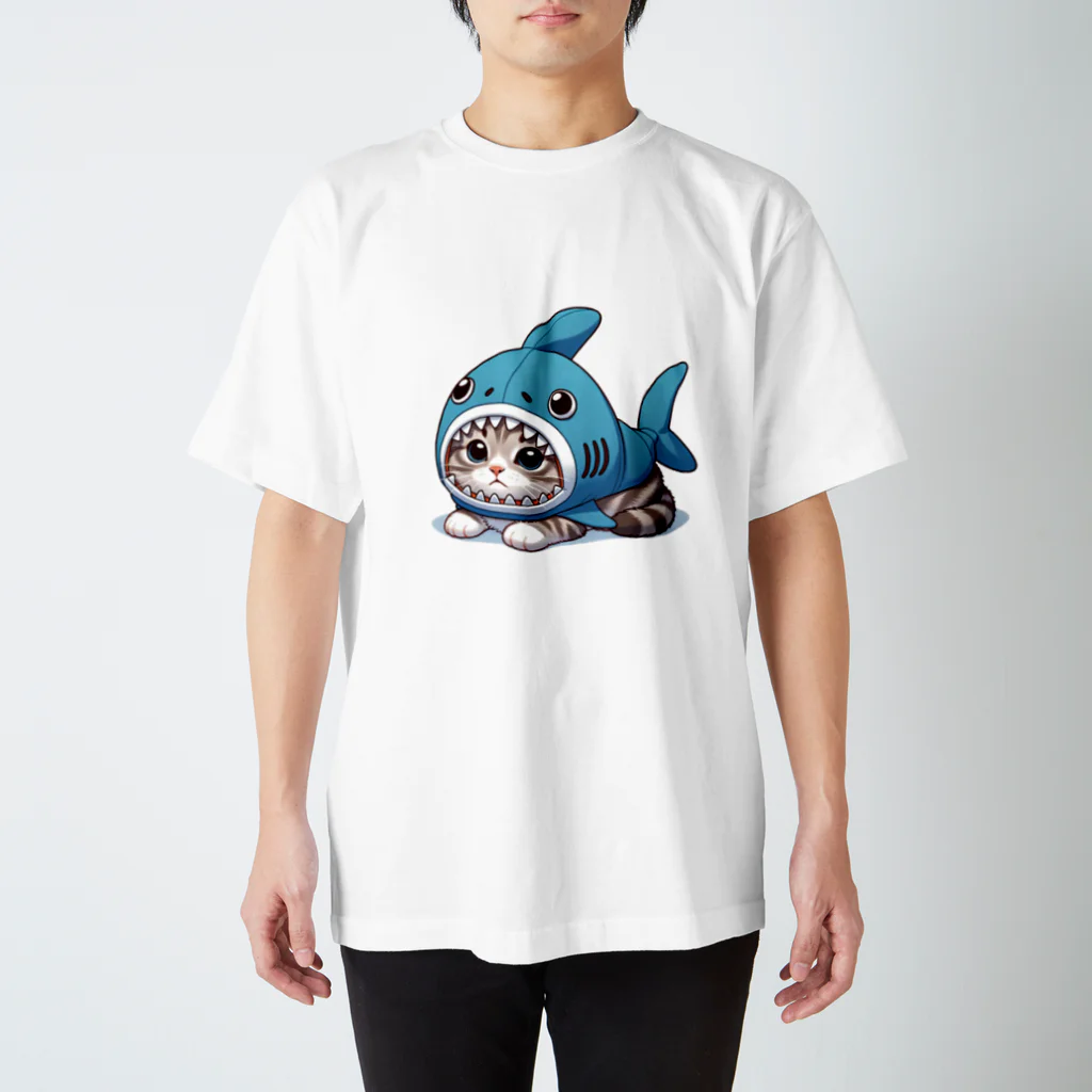 IloveCatのサメのフードを被った可愛らしい子猫 Regular Fit T-Shirt