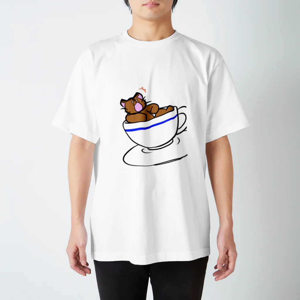 からあげトマトプロジェクトのコーヒーカップに入るねこ Regular Fit T-Shirt