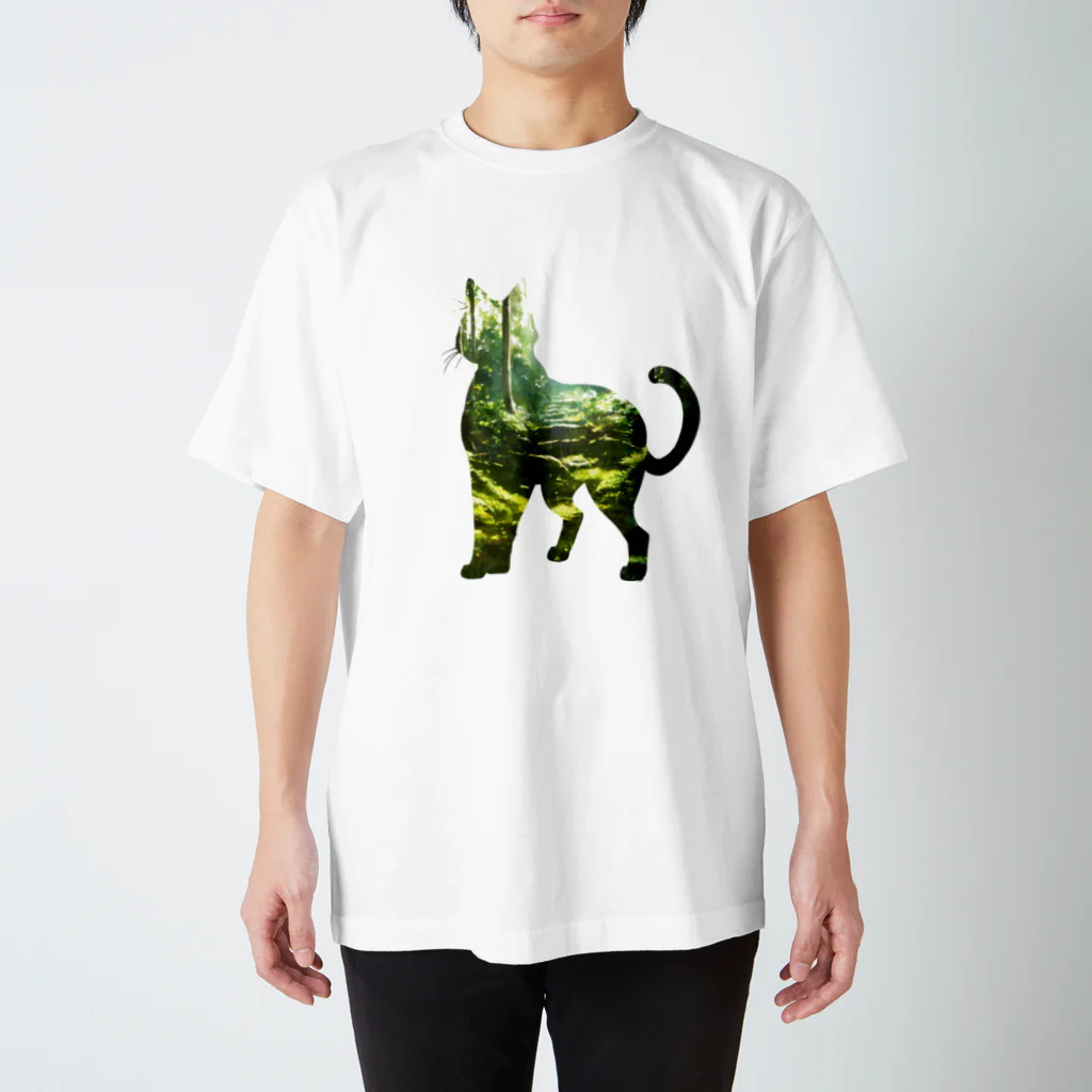 猫との風景の深い森と猫001 Regular Fit T-Shirt