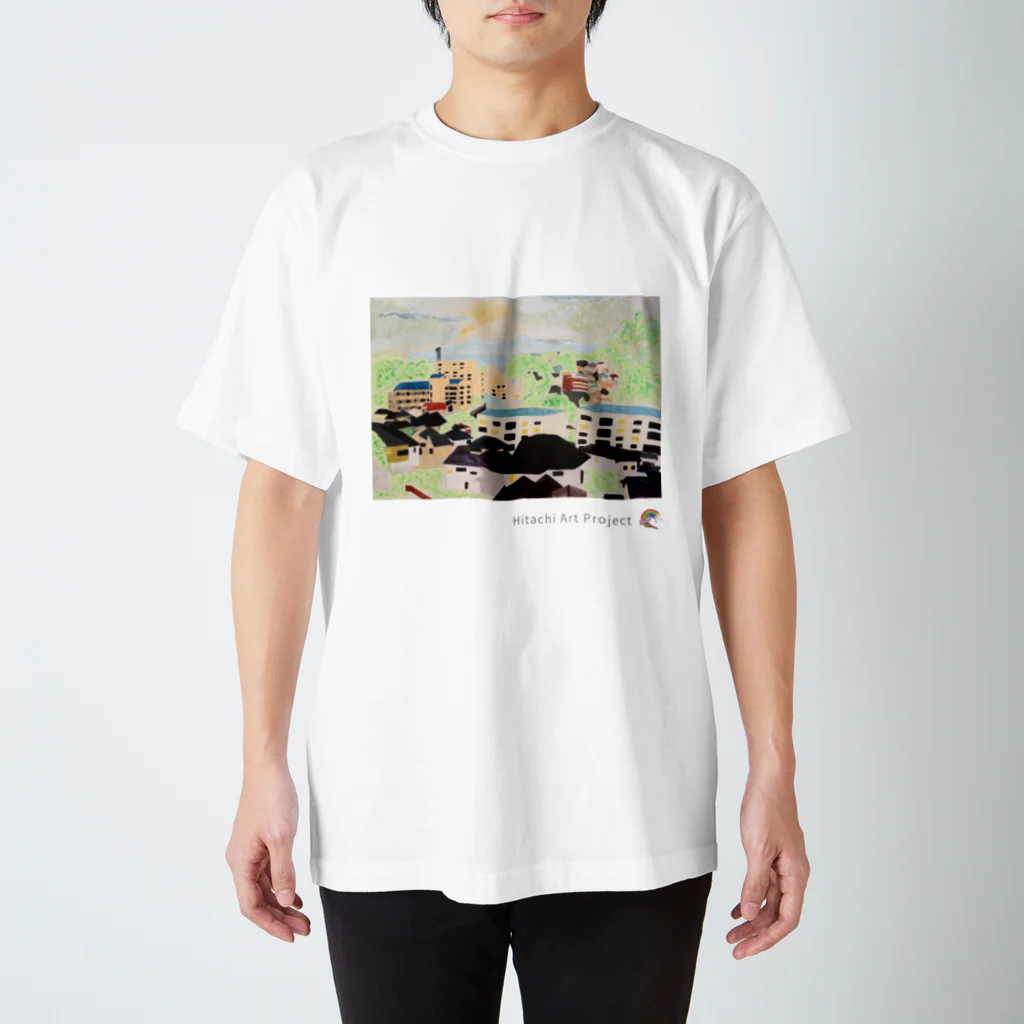 ひたちアートプロジェクト　Hitachi Art Projectの第9回公募展　空と緑は、いつも街を見守っている Regular Fit T-Shirt