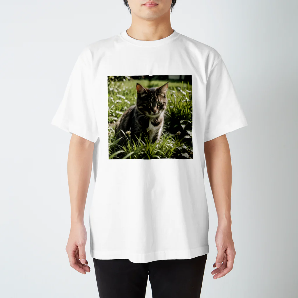 安達聖也の草むらの猫 Regular Fit T-Shirt